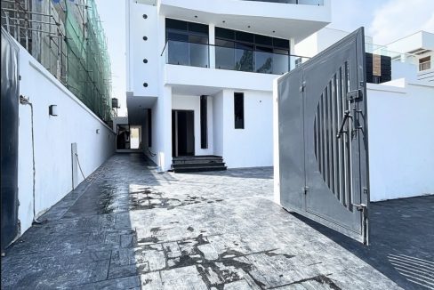 5 Bedroom Detached Duplex with BQ